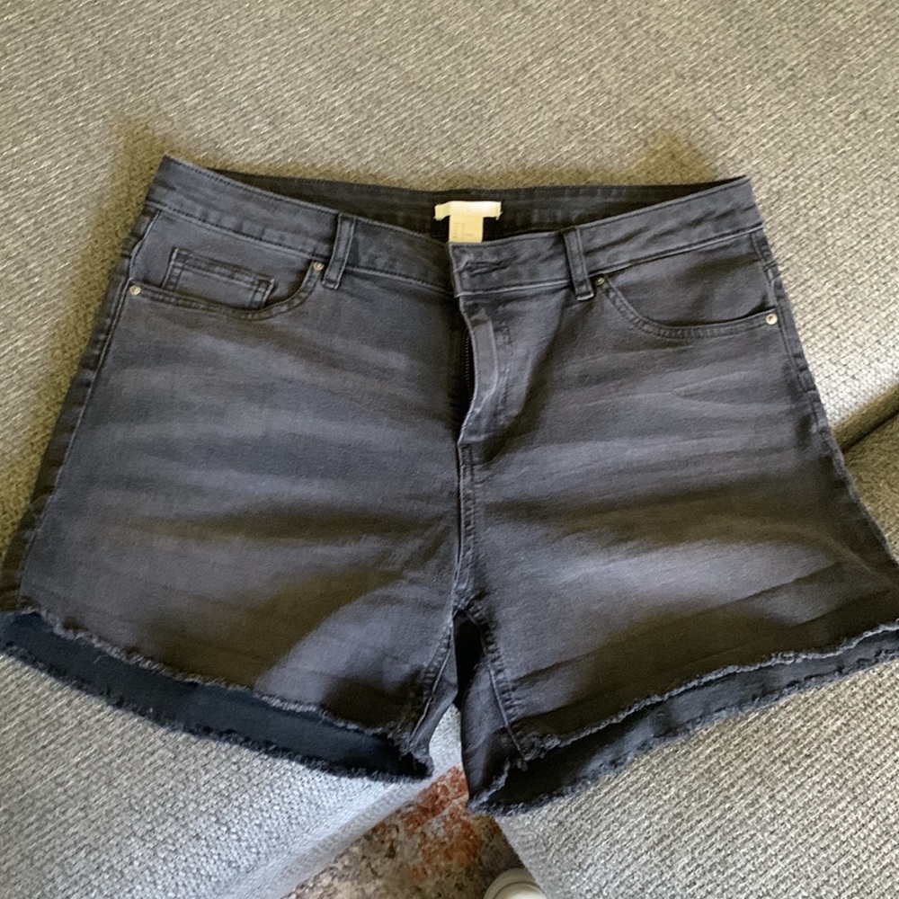 Two pair H&M size 12 shorts. - Picture 6 of 7